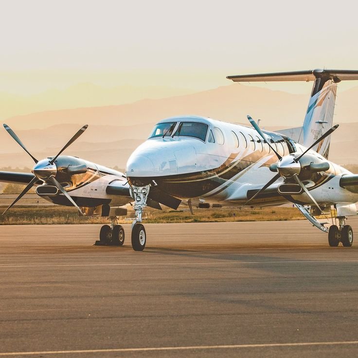 Mecânico trabalhando na manutenção de avião de hélice